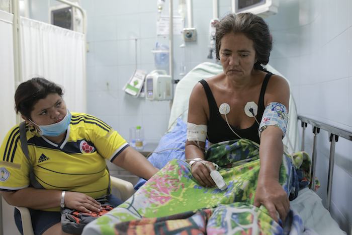 Zuleidy Balza a La Izquierda Sentada Con Su Madre Zulay Balzaq Ue Se Recupera Del Síndrome Guillain barre En El Hospital Erasmo Meoz En Cúcuta En El Estado Norte De Santander Colombia Foto Apricardo Mazalan