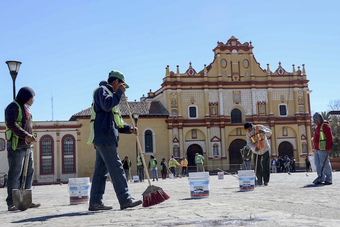 Trabajadores limpian la Plaza de la Paz frente a la Catedral de San Cristóbal. El Papa Francisco arribará mañana para oficiar la sagrada misa. Comerciantes han puesto a la venta diversos tipos de objetos con la imagen del sumo pontífice. Foto: Cuartoscuro