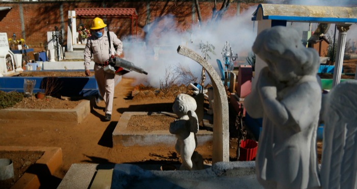 Trabajadores De La Secretaría De Salud Pertenecientes a La Brigada De Paludismo Continúan Las Nebulizaciones Y Fumigaciones Buscando Prevenir El Crecimiento Del Mosquito Transmisor Del Zika Chikungunya Y Dengue O En Su Defecto Matarlo Foto Cuartoscuro