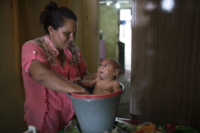 Solange Ferreira Baña a Su Hijo José Wesley En Una Cubeta Dentro De Su Casa En Bonito En El Estado De Pernambuco Brasil Foto Apfelipe Dana