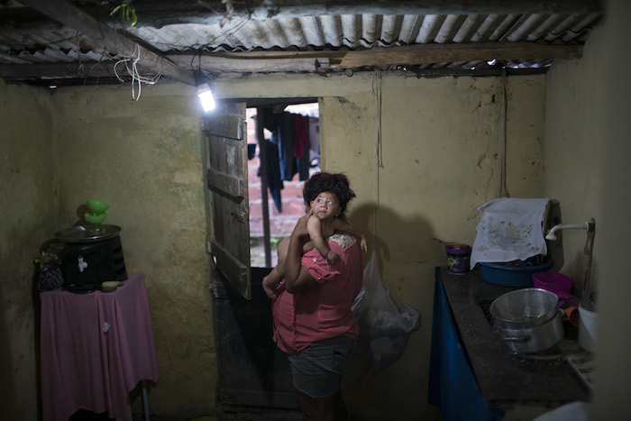 Solange Ferreira Carga a Su Hijo José Wesley Dentro De Su Casa En Bonito En El Estado De Pernambuco Brasil Foto Apfelipe Dana