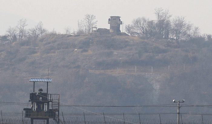 Dos Soldados Norcoreanos Observan El Entorno En Una Torre De Vigilancia al Fondo Enfrente Del Puesto De Vigilancia Surcoreano izq Delante En Una Foto Tomada Desde La Ciudad Fronteriza Surcoreana De Paju De Marzo De Corea Del Norte Lanzó Hoy Varios Misiles De Corto Alcance Desde Su Costa Oriental Informó El Ministerio De Defensa De Seúl En Una Aparente Demostración De Fuerza Tras Las Sanciones Impuestas Al País Por El Consejo De Seguridad De La Onu Foto Efe