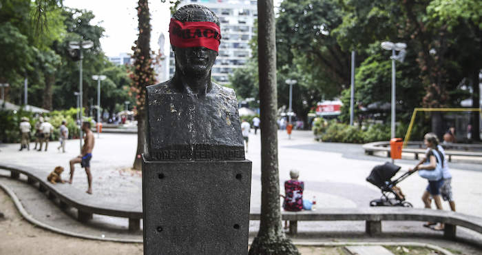 El Músico Lorenzo Fernández Hace Parte Una De Las Cien Estatuas Que Amanecieron Hoy Sábado Con Vendas Rojas En Los Ojos Como Parte De Una Protesta De Un Artista Anónimo Del oraculo Project Foto Efe