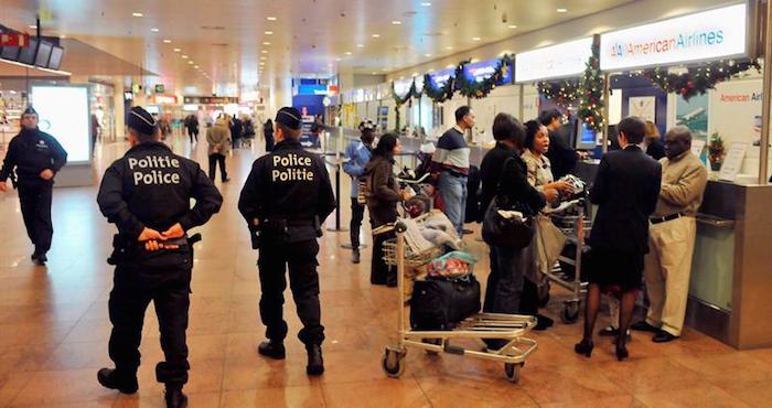 Dos Agentes De La Policía Belga Pasan Por Delante De Un Mostrador De American Airlines En La Terminal De Salidas Del Aeropuerto De Bruselas En Zaventem bélgica Foto Efe