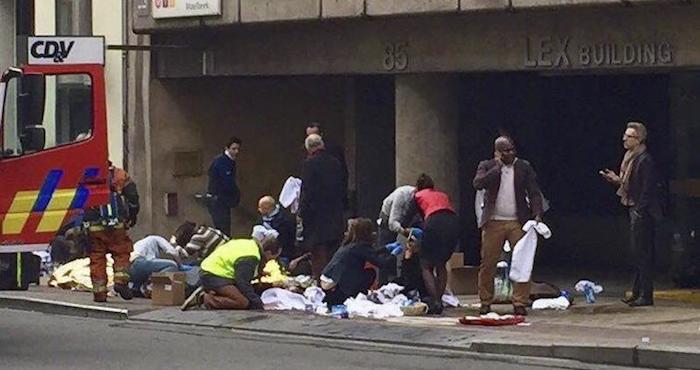 Servicios De Emergencia Atienden a Los Heridos En La Estación De Metro De Malbeek En Bruselas bélgica Donde Se Ha Producido Hoy Una Explosión Foto Efe