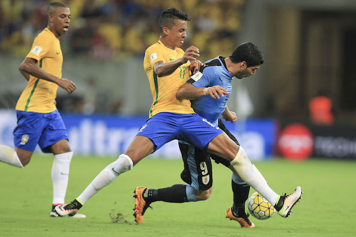 Luiz Gustavo (c) de Brasil disputa el balón con Luis Suárez (d) de Uruguay hoy. Foto: EFE