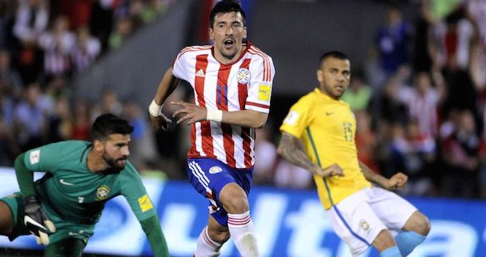 Edgar Benítez De Paraguay Celebra Su Gol Ante Brasil Durante Un Partido De La Sexta Jornada De Las Eliminatorias Para El Mundial De Rusia En El Estadio Defensores Del Chaco De Asunción paraguay Foto Efe