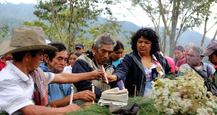 Berta Cáceres Reunida En Río Blanco Con Otros Miembros De La Comunidad Indígena Lenca En Ceremonia Para Recordar a Los Compañeros Asesinados Durante Las Luchas Contra El Estado Hondureño Y Las Multinacionales Berta Cáceres Pasó Años Liderando La Lucha Hasta Su Asesinato a Principios De Marzo De Este Año Foto Fundación Goldman