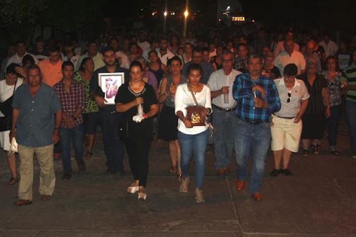 A partir de las 18:30 horas, Playa Vicente se cubrió de luto, caminó con los padres hasta el lugar donde rindieron homenaje a los restos óseos. Foto: Miguel Ángel León Carmona, BlogExpediente