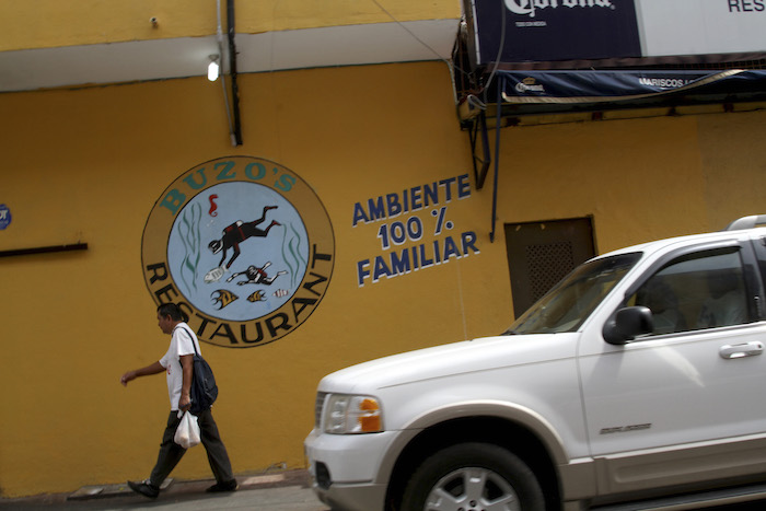 El Domingo Por La Noche Hombres Armados Irrumpieron El Restaurante Los Buzos Ubicado a Un Costado De La Universidad Americana Y En El Ataque Fueron Heridos Dos Trabajadores Frente a Turistas Y Locatarios Que Allí Comían Foto Cuartoscuro