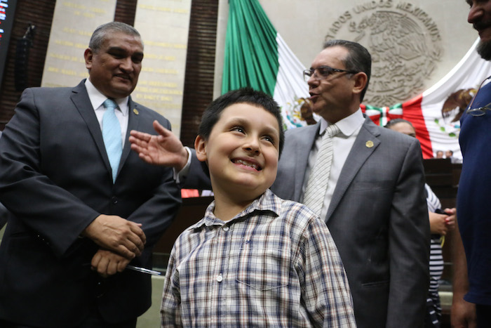 El Pequeño Carlos En El Pleno De La Cámara De Diputados Foto Cuartoscuro