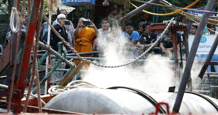 En La Imagen Una Muchedumbre Atestigua El Accidente Acaecido En Un Canal En Bangkok Foto Efe