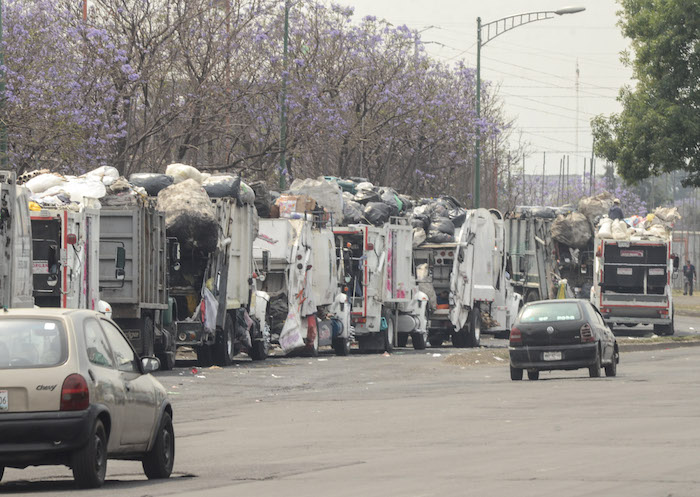 Camiones De Limpia Haciendo Cola En La Central De Abasto Mancera Y Eruviel Se Enfrentaron Por La Crisis Ambiental Foto Cuartoscuro