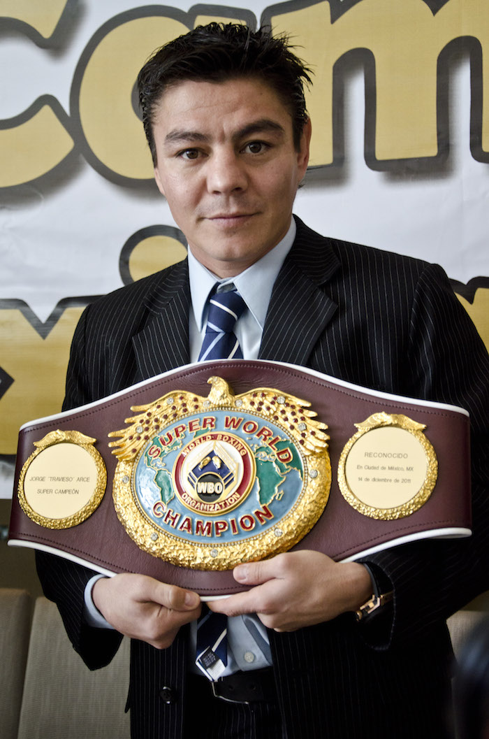 MÉxico Df dicembre Jorge el Travieso Arce Campeón De La World Boxing Organization wbo Posa Para La Foto Durante Una Conferencia De Prensa En La Que Se Anunció La Entrega De Cinturones a Sus Campeones Así Como Las Próximas Peleas De Sus Boxeadores Foto Misael Valtierracuartoscurocom