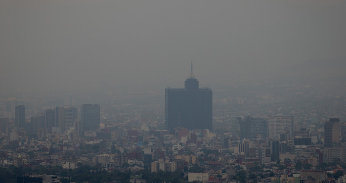 Vista de la densa capa de esmog tomada desde el mirador de la Torre Latinoamericana, en la Ciudad de México la tarde de este jueves. Foto: Xinhua