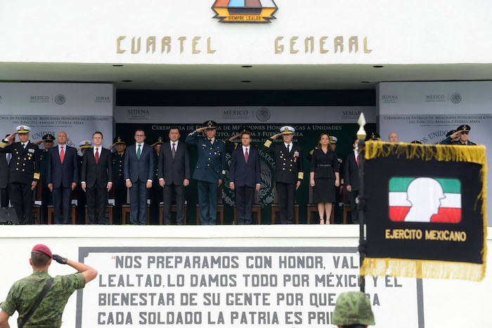 Peña con parte de su Gabinete durante la entrega de diplomas. Foto: Cuartoscuro.