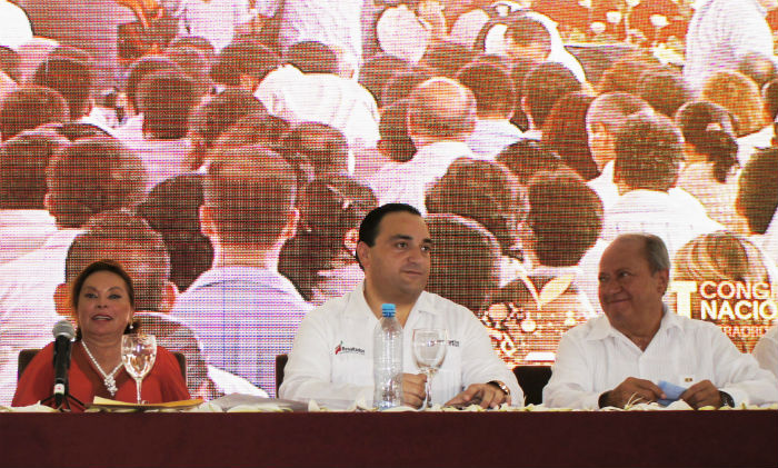 Gordillo Morales y Romero Deschamps durante el último congreso de la lideresa magisterial antes de su arresto. Foto: Cuartoscuro