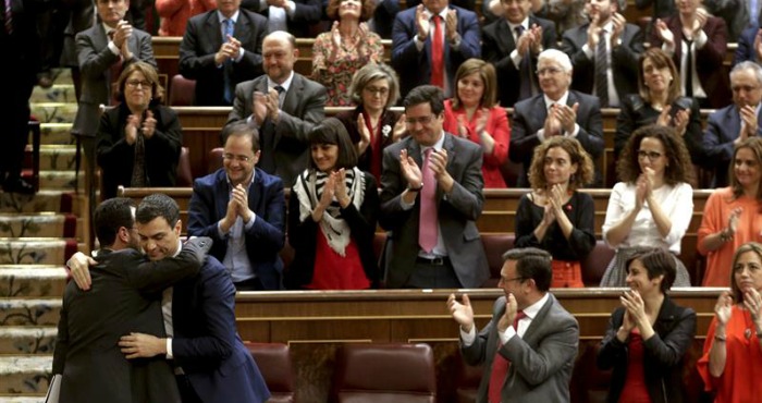 El Secretario General Del Psoe Pedro Sánchez d Saluda Al Portavoz Del Grupo Parlamentario Socialista Antonio Hernando i Al Finalizar Las Intervenciones Antes De La Votación En El Debate De Investidura Del Candidato Socialista Que Se Celebra En El Congreso De Los Diputados Foto Efe