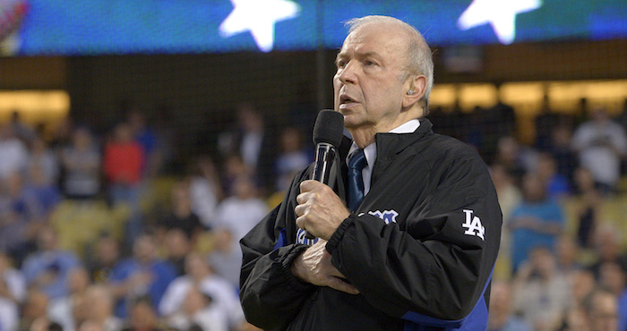 Frank Sinatra Jr. mientras canta el himno nacional antes de un juego de béisbol entre los Dodgers de Los Ángeles y los Piratas de Pittsburgh en Los Ángeles. Foto: AP/Archivo