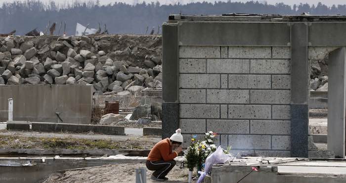 Una Mujer Junto a Unas Ruinas Reza Por Su Hija Fallecida Por El Terremoto Y Tsunami Hace Cinco Años En Fukushima japón Foto Efe