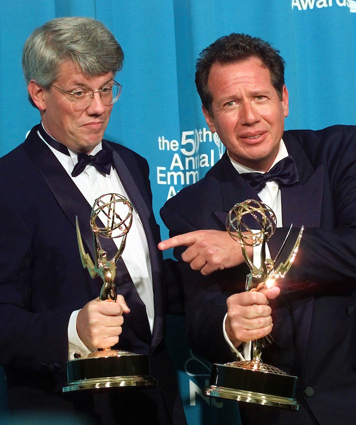 En esta foto del 13 de septiembre de 1998, Peter Tolan, a la izquierda, y Gary Shandling posan tras ganar el premio Emmy al mejor guion de una serie de comedia por "The Larry Sanders Show", en Los Angeles. Foto: AP