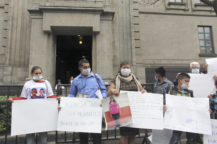 Familias de Honduras, Guatemala, Brasil y El Salvador se manifestaron hoy frente a la SCJN para exigir su derecho a la verdad y a la justicia a casi 6 años de la masacre de San Fernando. Foto: Luis Barrón, SinEmbargo 