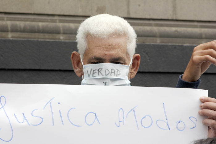 Los manifestantes pidieron que se autorice la exhumación de los cuerpos y que se les permita tener acceso a los expedientes. Foto: Luis Barrón, SinEmbargo 