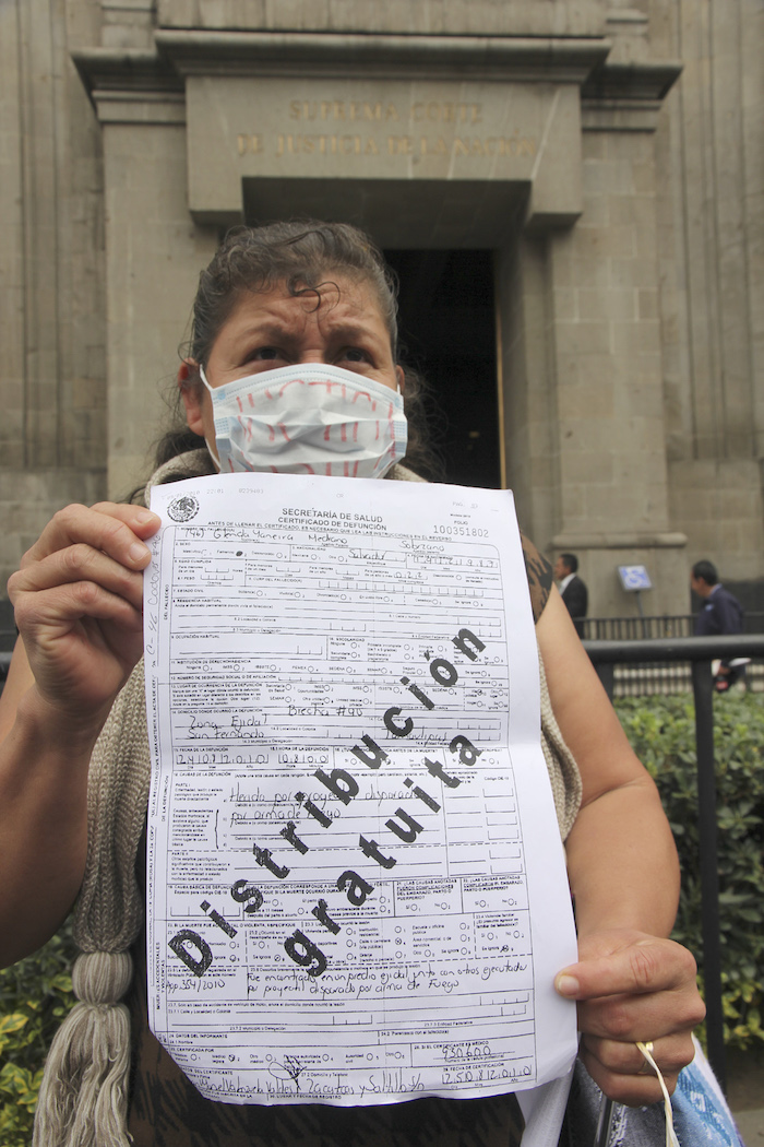 Al menos ocho familias de víctimas denunciaron que en aquel 2010 sólo recibieron una caja de cenizas con un acta de defunción y credenciales, pero no el expediente o resultados de las pruebas genéticas. Foto: Luis Barrón, SinEmbargo 