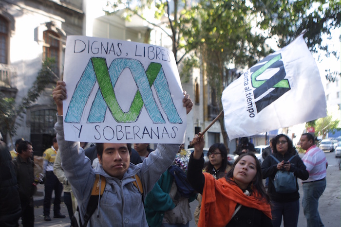 Alumnos de la UNAM, el IPN y de la UAM se manifestaron esta tarde a las afueras del edificio de la representación del Gobierno de Veracruz en la Ciudad de México. Foto: Valentina López, SinEmbargo