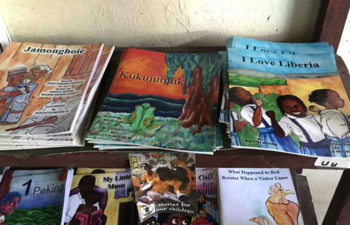 Algunos De Los Títulos De Las Series De One Moore Book Para Los Niños Y Niñas De Liberia Autoría Prue Clarke Utilizada Con Permiso De Pri