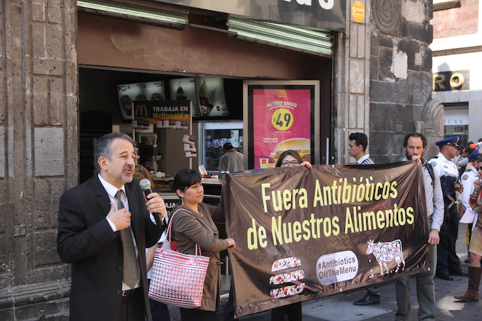 Alejandro Calvillo Durante La Acción Pública Afuera De Mcdonald's. Foto: Luis Barrón, SinEmbargo