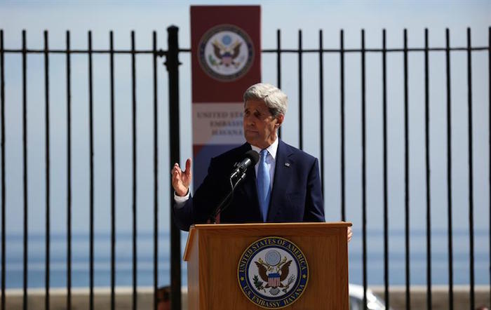 El secretario estadounidense de Estado, John Kerry, en la ceremonia de izado de la bandera estadounidense en la embajada de ese país en La Habana, el pasado mes de agosto. Foto: EFE