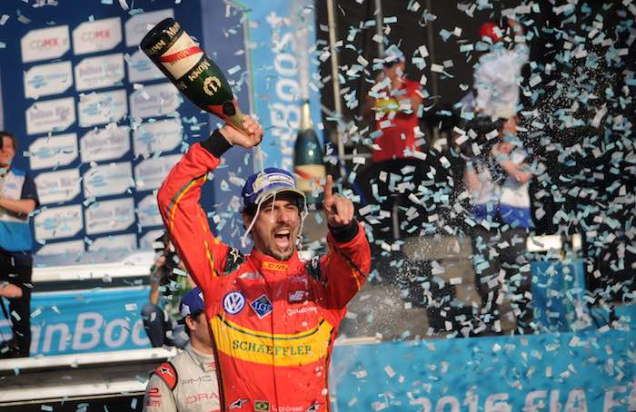 El Piloto Brasileño Lucas Di Grassi De La Escudería Abt Schaeffler Celebra El Primer Lugar Que Obtuvo En La Carrera Del Campeonato De Monoplazas Eléctricos De La Fia Formula E Eprix En El Autódromo Hermanos Rodríguez Foto Cuartoscuro