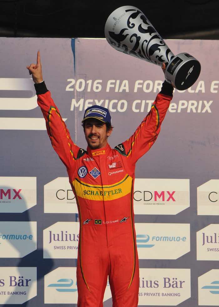 El Piloto Brasileño Lucas Di Grassi De La Escudería Abt Schaeffler Celebra El Primer Lugar Que Obtuvo En La Carrera Del Campeonato De Monoplazas Eléctricos De La Fia Formula E Eprix En El Autódromo Hermanos Rodríguez Foto Cuartoscuro