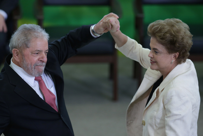 El Ex Presidente Luiz Inacio Lula Da Silva Y La Presidenta Dilma Rousseff Levantan Los Brazos Tras La Juramentación Como Ministro Foto Ap