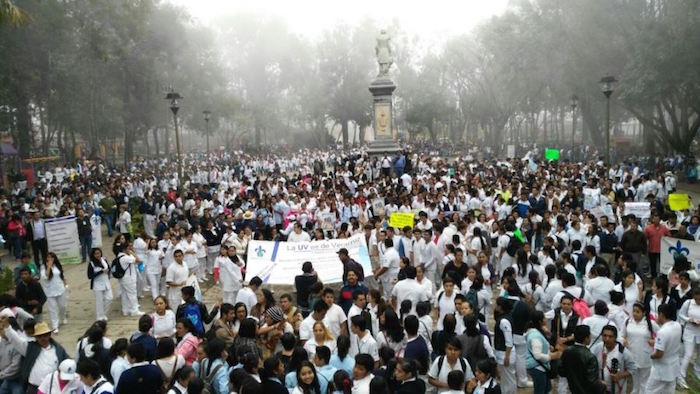 En Veracruz, miles de estudiantes exigieron hoy a Javier Duarte que pague el adeudo con la UV. Foto: BlogExpediente