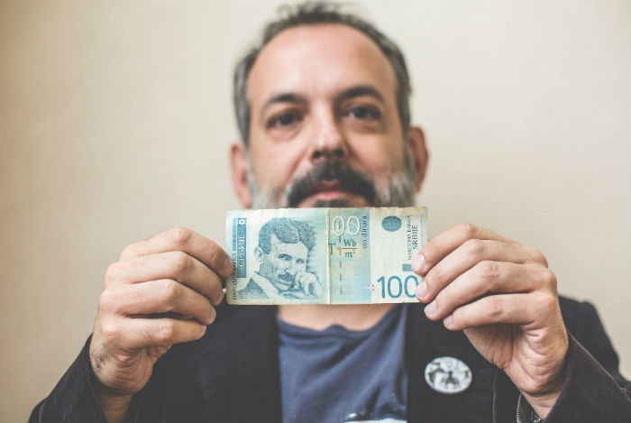 Miguel Adelgado Autor De La Novela De Tesla Con Un Billete Que Lleva El Rostro Del Inventor Foto Francisco Cañedo Sinembargo