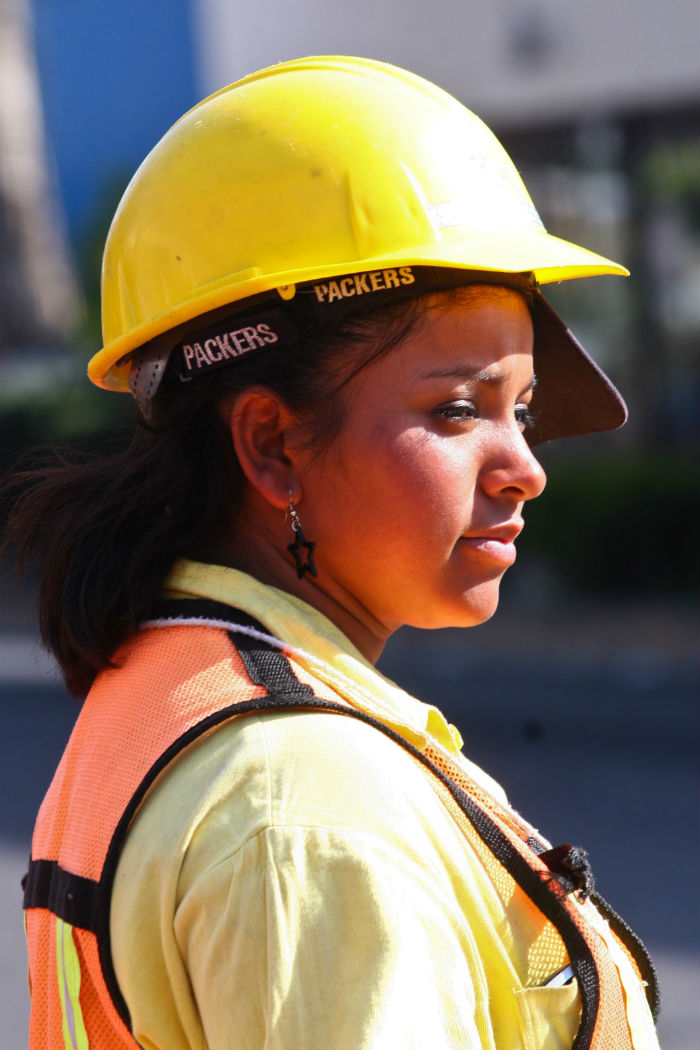 Una mujer obrera puede llegar a ganar hasta 40 por ciento menos que un hombre. Foto: Cuartoscuro