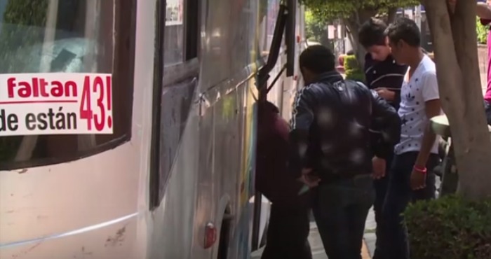 Alrededor De Las Horas De Este Jueves Los Padres Partieron En Seis Autobuses Acompañados De Activistas Y Estudiantes Rumbo a Iguala Foto Especial