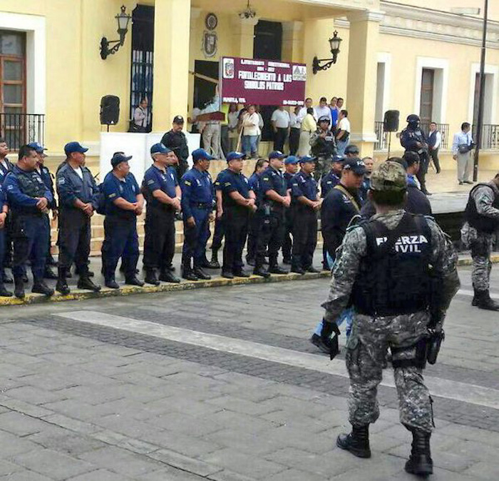 Papantla Veracruz marzo Siete Elementos Dela Policía Municipal De Papantla Fueron Detenidos Por Estar Implicados En La Desaparición De Tres Jóvenes El Pasado De Marzo En Esa Región Del Norte Del Estado Fuerza Civil Y Policía Federal Montaron Un Operativo Para Consignar a Los Presuntos Culpables Los Padres De Los Muchachos Relaton Que Fueron Subidos a La Patrulla Municipal Foto Cuartoscurocom