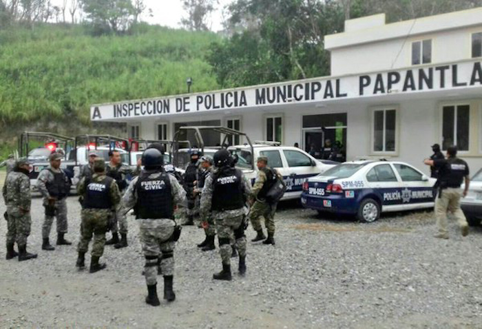 Papantla Veracruz marzo Siete Elementos Dela Policía Municipal De Papantla Fueron Detenidos Por Estar Implicados En La Desaparición De Tres Jóvenes El Pasado De Marzo En Esa Región Del Norte Del Estado Fuerza Civil Y Policía Federal Montaron Un Operativo Para Consignar a Los Presuntos Culpables Los Padres De Los Muchachos Relaton Que Fueron Subidos a La Patrulla Municipal Foto Cuartoscurocom