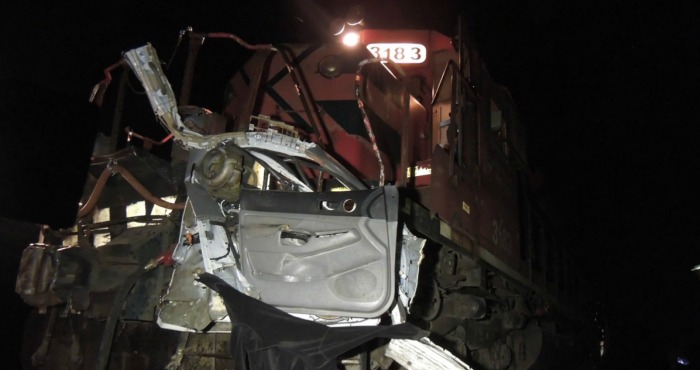 Una Parte De La Camioneta Quedó Incrustada En La Parte Frontal De La Locomotora Foto Noroeste