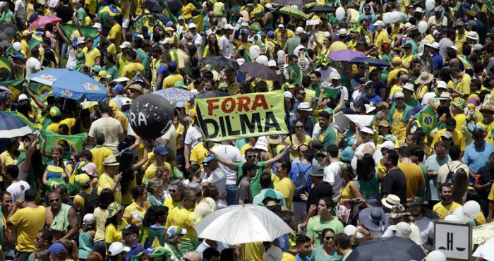 Unas Mil Personas Se Reúnen Hoy Frente Al Congreso Nacional En Brasilia Para Manifestar Su Respaldo Al Juicio Político Que La Oposición Promueve Contra La Presidenta Del País Dilma Rousseff Quien Hoy Fue Objeto De Multitudinarias Protestas En Todo El País Foto Efe