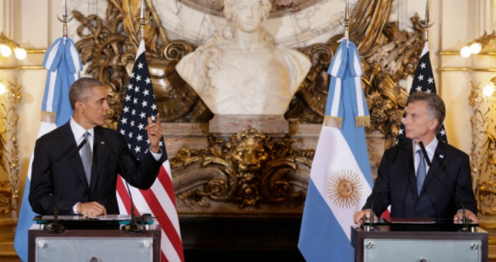 El Presidente De Estados Unidos Barack Obama Gesticula Durante Una Conferencia De Prensa Conjunta Con Su Par Argentino Mauricio Macri En La Casa Rosada En Buenos Aires Foto Ap