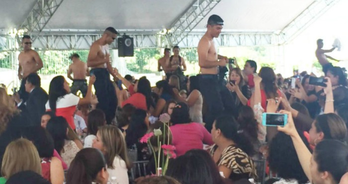 Policías Que Sólo Vestían Botas Pantalón Azul Y Algunos Verde Boina Y Lentes Oscuros Bailaron Sobre Las Mesas De Las Invitadas Al Ritmo De Reggaeton Foto Especial