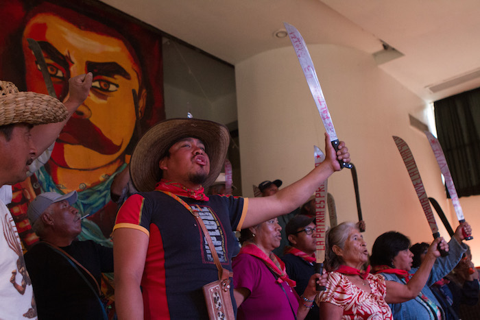 CIUDAD MÉXICO, 28MARZO2016.- Organizaciones sociales del Estado de México ofrecieron una conferencia de prensa para manifestar su rechazo a la llamada Ley Atenco, que fue promulgada el 18 de marzo por el gobierno de esa entidad. La Ley que Regula el Uso de la Fuerza Pública fue una iniciativa del gobernador Eruviel Ávila, enviada en diciembre de 2015 al Congreso estatal, y regula el uso de la fuerza en el Estado de México y permite que los elementos de seguridad pública disuelvan manifestaciones y protestas consideradas "ilegales", incluso, usando armas letales de ser necesario. Los inconformes advirtieron que realizarán manifestaciones pacificas para revertir la llamada "Ley Eruviel". FOTO: MOISÉS PABLO /CUARTOSCURO.COM