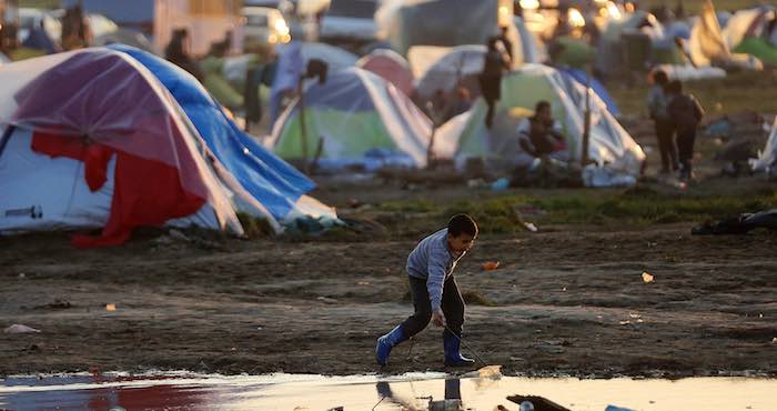 En La Imagen Un Niño Inmigrante Juega En El Campamento De Refugiados De Idomeni grecia Foto Efe