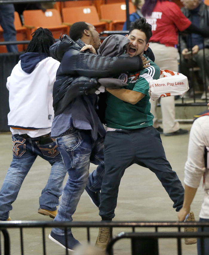 Manifestantes Que Se Oponen Al Precandidato Presidencial Donald Trump Celebran El Anuncio Del Mitin De Ayer Por La Noche En Chicago Foto Ap