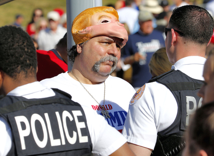 Un Manifestante Recibe órdenes De Quitarse Su Máscara Trump Antes Del Evento De Campaña De Donald Trump Hoy En Fountain Hills Arizona Foto Ap