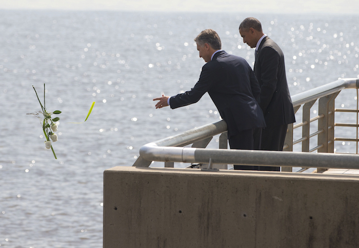 El Presidente Barack Obama Observa a Su Par Argentino Mauricio Macri Mientras Arroja Un Ramo De Rosas Blancas Al Río De La Plata Durante Su Visita Al Parque De La Memoria En Buenos Aires Foto Ap